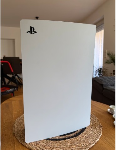 PlayStation 5 Slim – widok z boku – Apple Vault